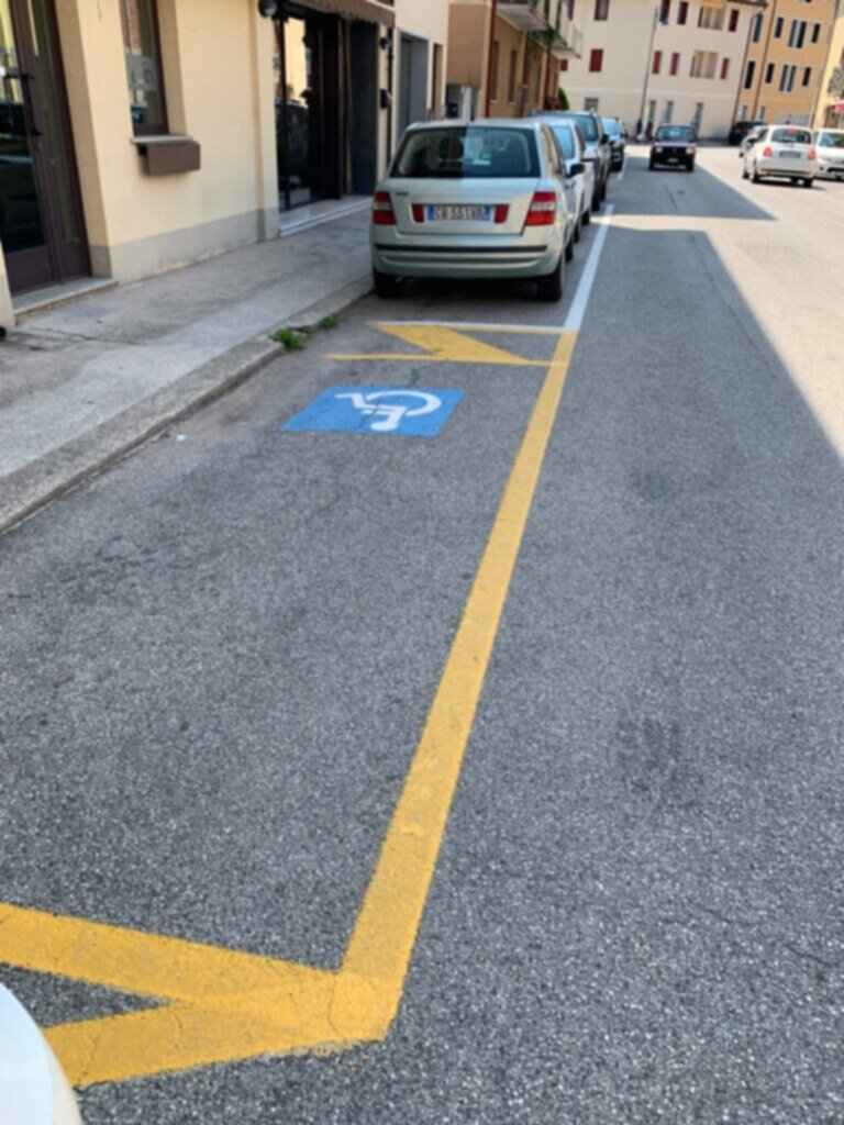 PARCHEGGIO DISABILI PUBBLICO