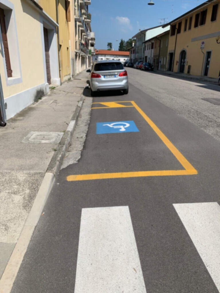 PARCHEGGIO DISABILI PUBBLICO