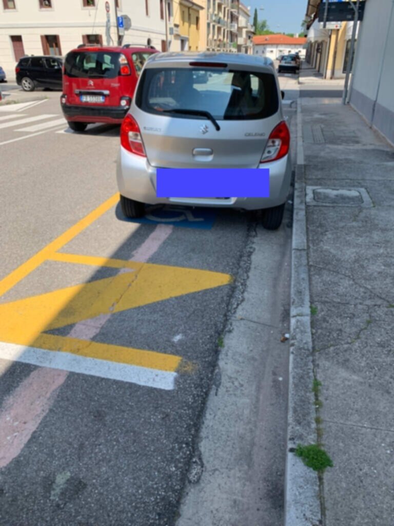 PARCHEGGIO DISABILI PUBBLICO