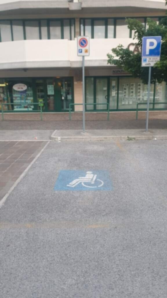 PARCHEGGIO DISABILI PUBBLICO