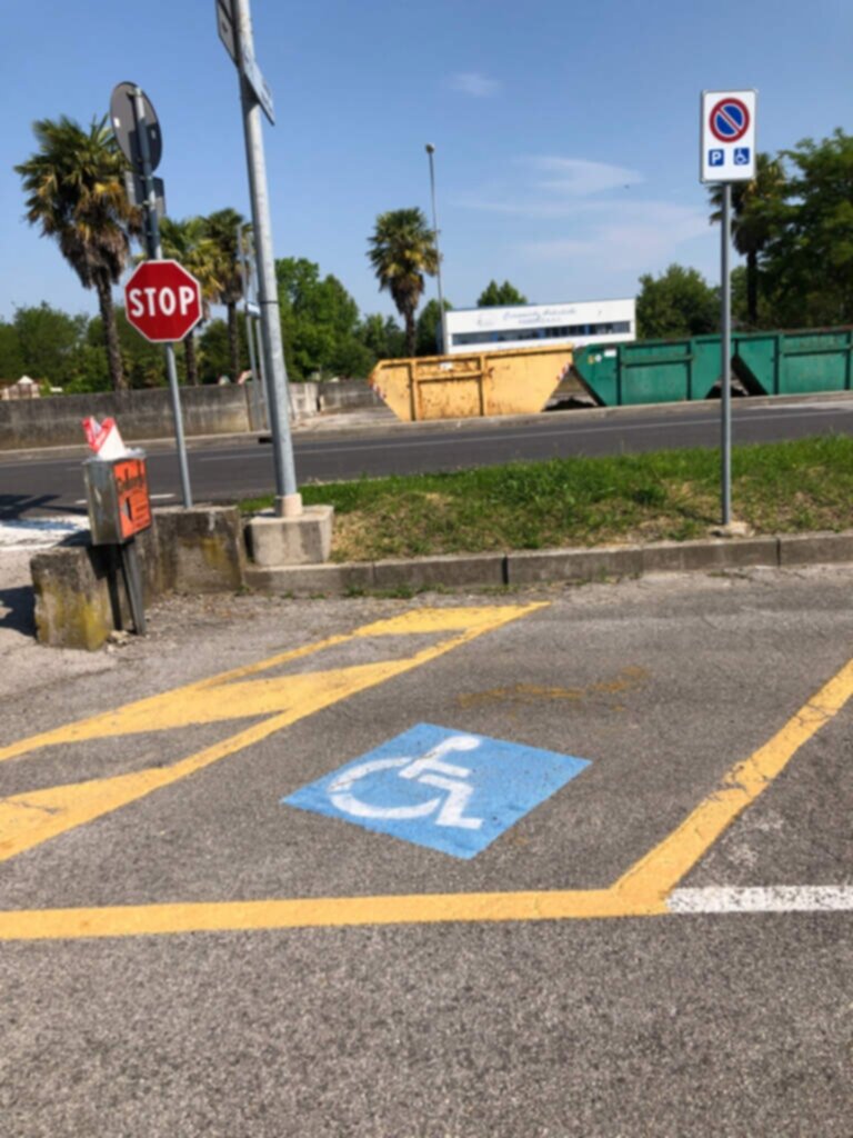 PARCHEGGIO DISABILI PUBBLICO