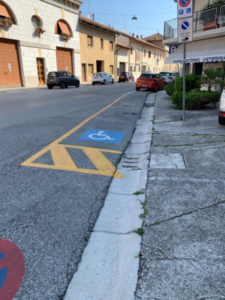 PARCHEGGIO DISABILI PUBBLICO