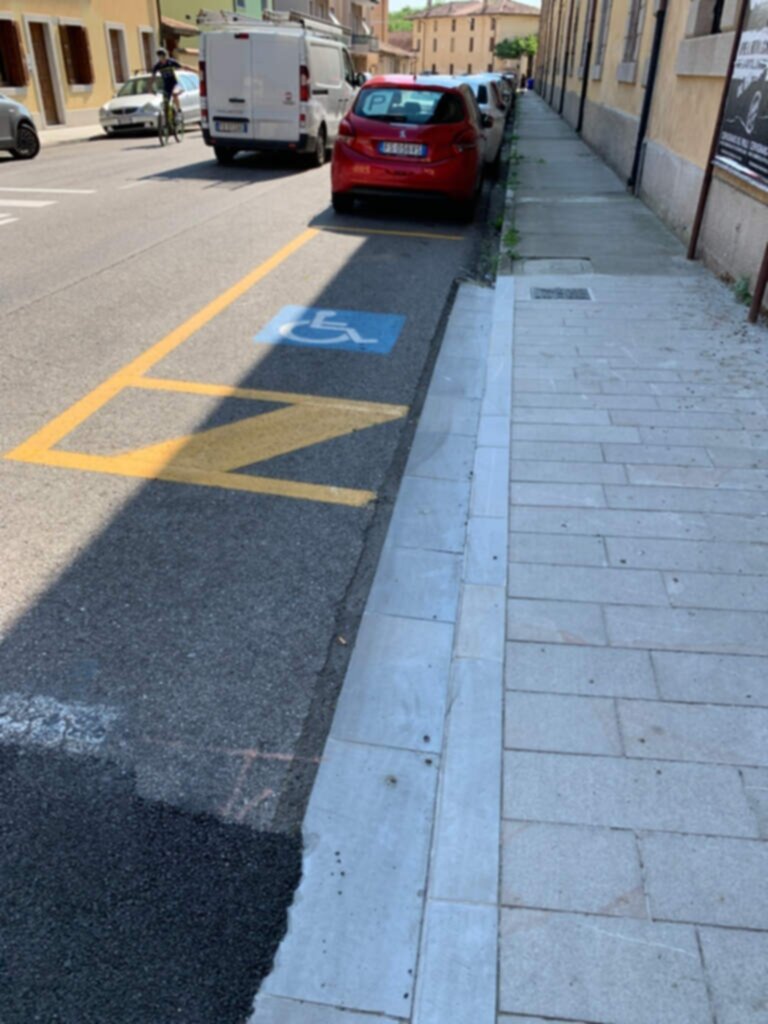 PARCHEGGIO DISABILI PUBBLICO