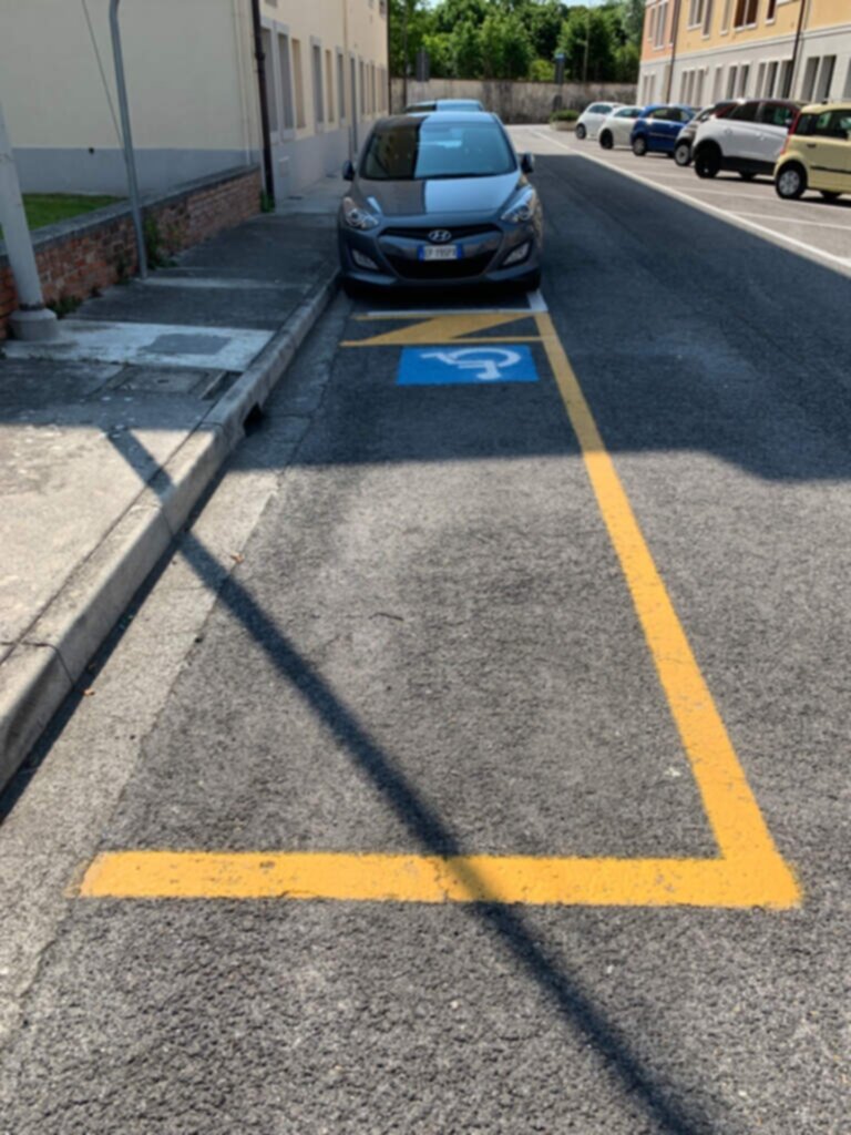 PARCHEGGIO DISABILI PUBBLICO