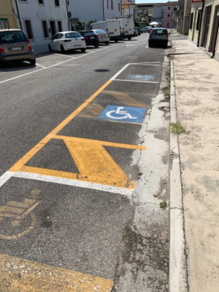 PARCHEGGIO DISABILI PUBBLICO