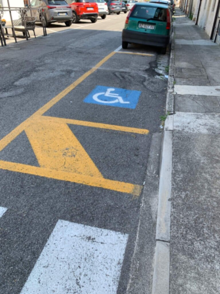 PARCHEGGIO DISABILI PUBBLICO